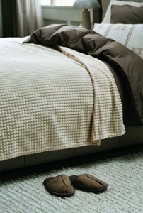 1) Prikrývka na posteľ HAGTORN