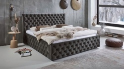 14: Čalúnená posteľ