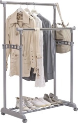 Pojazdný šatníkový stojan